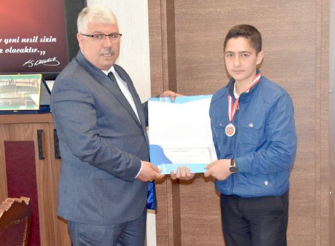 Türkiye ikincisi öğrenciler ödüllendirildi