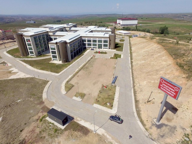Bozok Üniversitesi Erdoğan Akdağ Kampus yerleşkesinde yapımı tamamlanan ve 210