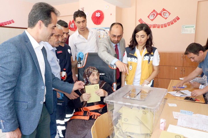 Yozgat’ta kalça çıkıklığı olan ve yürümekte güçlük çeken 83 yaşındaki