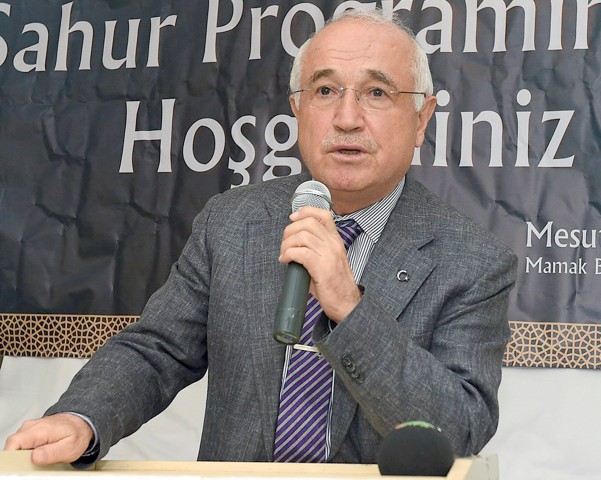 Mamak Belediyesinin düzenlediği sahur programında Mamaklı vatandaşlarla bir araya gelen