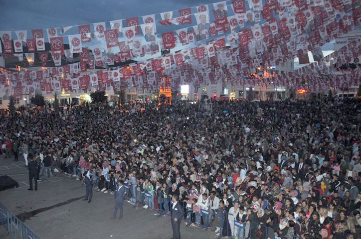 Yozgatlı binlerce ülkücü ‘Diriliş Konseri’nde bir araya geldi. Miting havasında