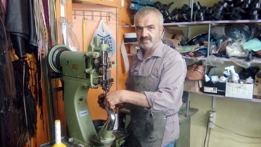 Kış mevsimine göre yazın işlerinin düşmesinden yakınan ayakkabı tamircileri, özellikle
