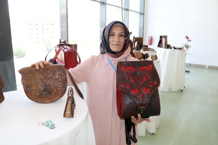 Yozgat Halk Eğitim Merkezi (HEM), kösele deri çanta işlemeciliği kursiyerlerinin
