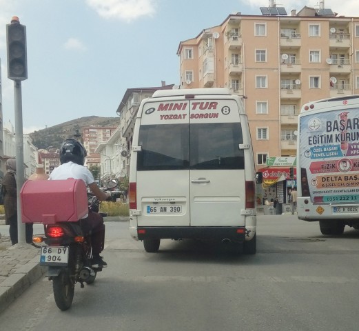 Yozgat’ta özellikle lokantalarda çalışan ve motorsikle aldıkları siparişleri yetiştirmeye çalışan