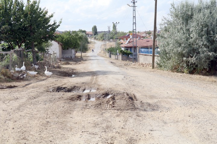 Lök Köyü halkı yıllardır yapılmayan bozuk yolların yapılmasını bekliyor. 
