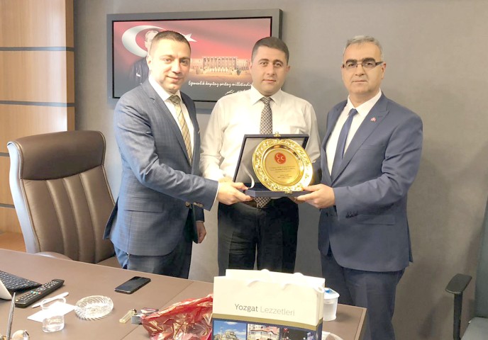 Milliyetçi Hareket Partisi (MHP) Yozgat İl Başkanı Ferhat Altan, beraberinde
