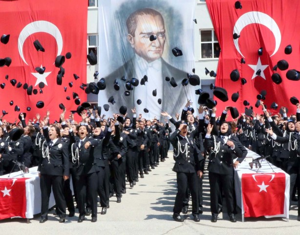 Yozgat Polis Meslek Eğitim Merkezi’nde (POMEM) 4 aylık eğitimi tamamlayan