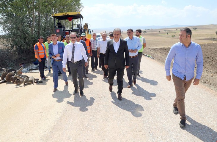 Vali Yurtnaç: Köy yolları sıcak asfalt yapım çalışması hızla devam ediyor