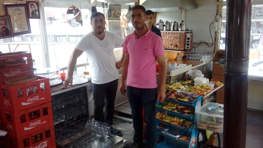 Yozgat’ta Çapanoğlu Büyük Caminin yanındaki çay bahçesinde bardaklar bulaşık makinesinde