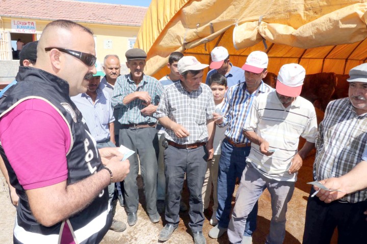 Yozgat'ta polis ekipleri, Kurban Bayramı öncesi canlı hayvan pazarındaki satıcılara,