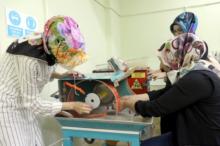 Aydıncık İlçesi’nde kadınlar, dağlık bölgelerden çıkan ametist, jasper, kalsedon, akik