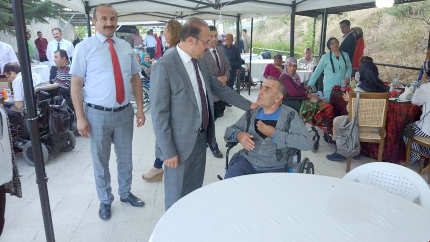 Yozgat Valisi Kemal Yurtnaç Yozgat Rehabilitasyon Merkezinde kalan engelli vatandaşlarla