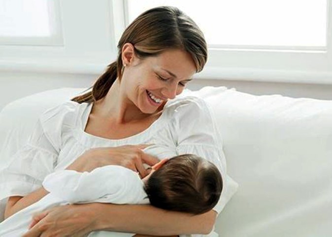 Uzmanlar, bebeklerin ilk 6 ay sadece anne sütü ile beslenmesi
