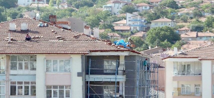 Yozgat’a 10 katlı bir apartmanın çatısındaki kiremitleri onaran işçilerin hiçbir
