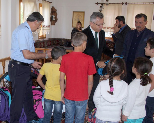 Yozgat Belediyesi tarafından ihtiyaç sahibi ailelerin çocuklarına kırtasiye yardımı yapıldı.
