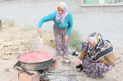 Yozgat’ın Kuşçu köyünde kış aylarında tüketilmek üzere kışlık salça yapımı