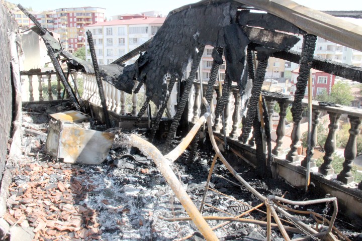 Yozgat’ta önceki gün akşam saatlerinde bir apartmanın çatısında çıkan yangın