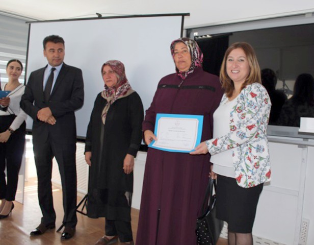Yozgat'ta açılan kurslarda okuma yazma öğrenen kursiyerlere, düzenlenen törenle sertifikaları