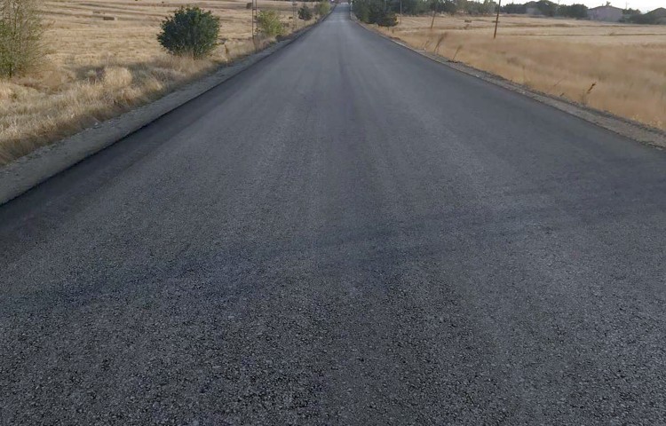Yozgat’ta geçtiğimiz yıl başlanılan köy yollarına asfalt serimi bu yılda