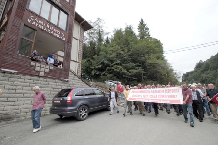 Rize’nin Çamlıhemşin ilçesinde vatandaşlar ve muhtarlar, son kararnameyle Çamlıhemşin Kaymakamlığından,