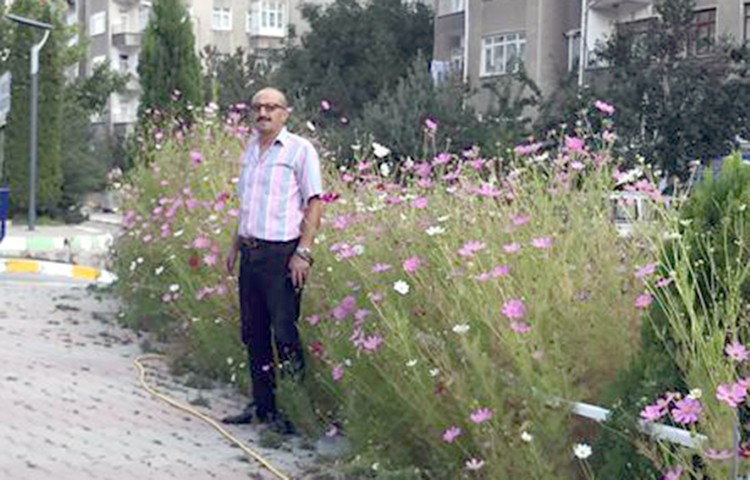Yozgat’ta bir esnaf iş yeri önünde bulunan kaldırım kenarındaki boş