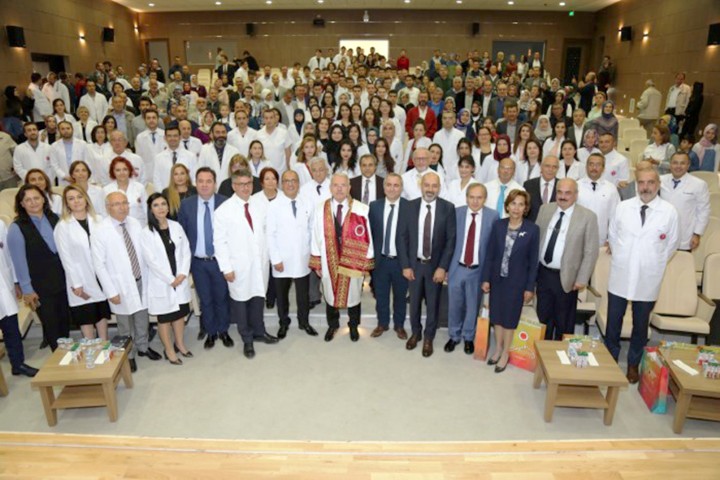 Tıp Fakültesi öğrencileri beyaz önlüklerini giydi