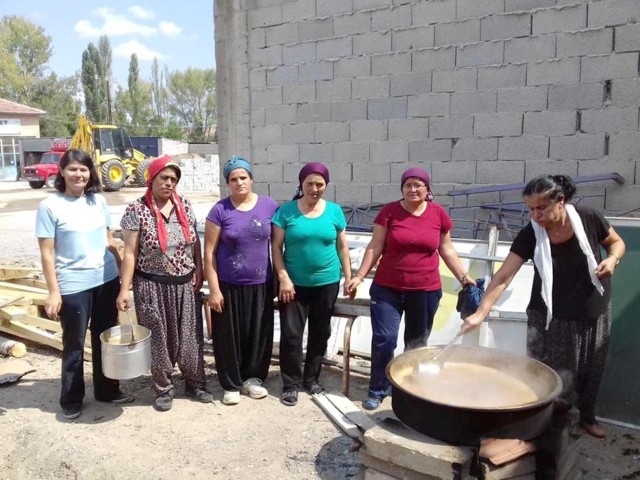 Sorgun ilçesinde Pekmez için ayrılan üzümler kazanlarda kaynatılmaya başlandı. 
