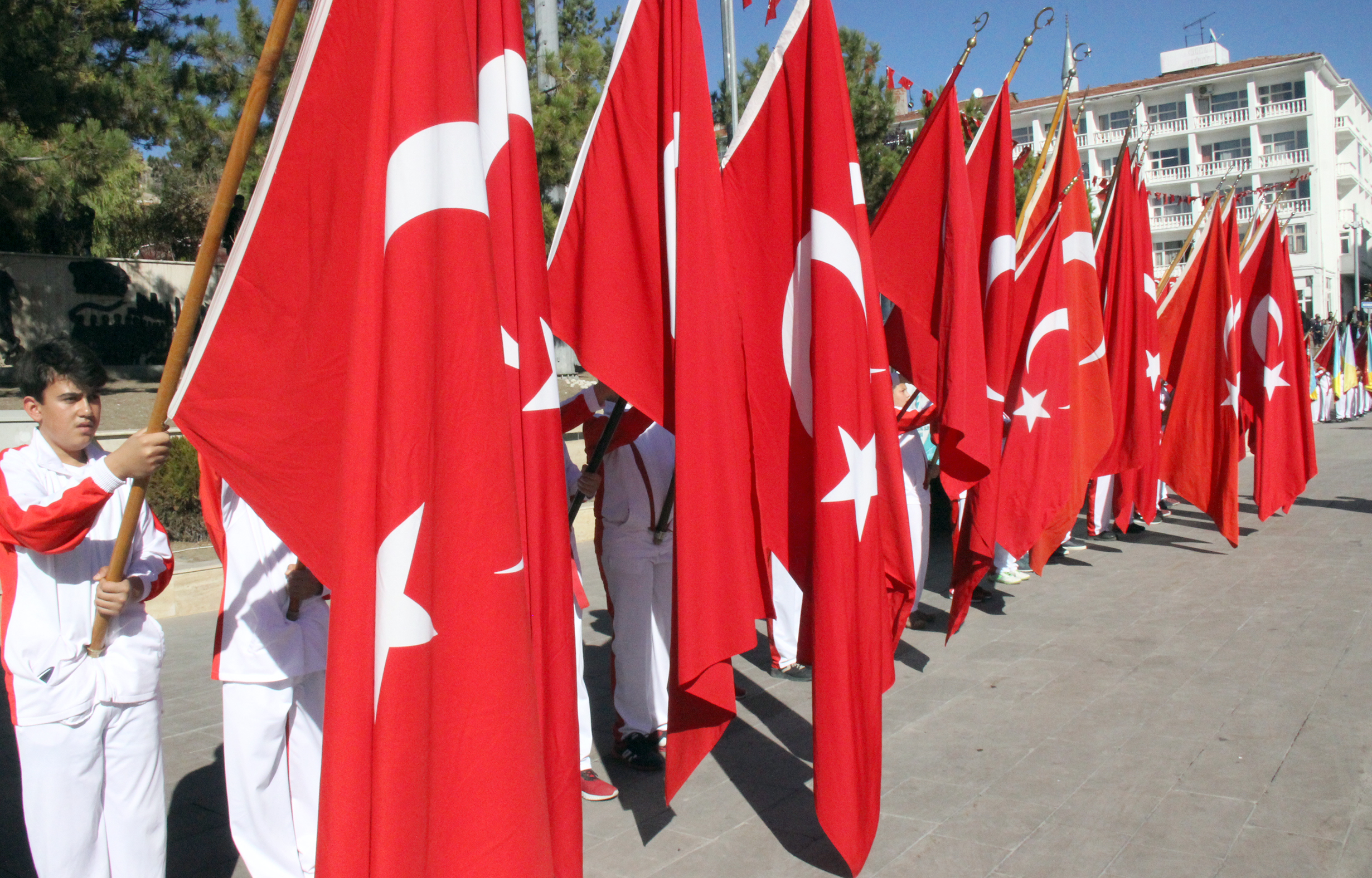 Atatürk anıtına çelenk  sunma töreni düzenlendi