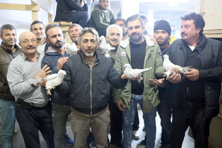 Yozgatlı kuş sevdalısı Ramazan Şafak, otomobilini 20 bin liraya satarak