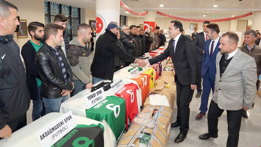 Bu yıl ikincisi düzenlenen Amatör Spor Kulüpleri Malzeme Dağıtımı yapıldı