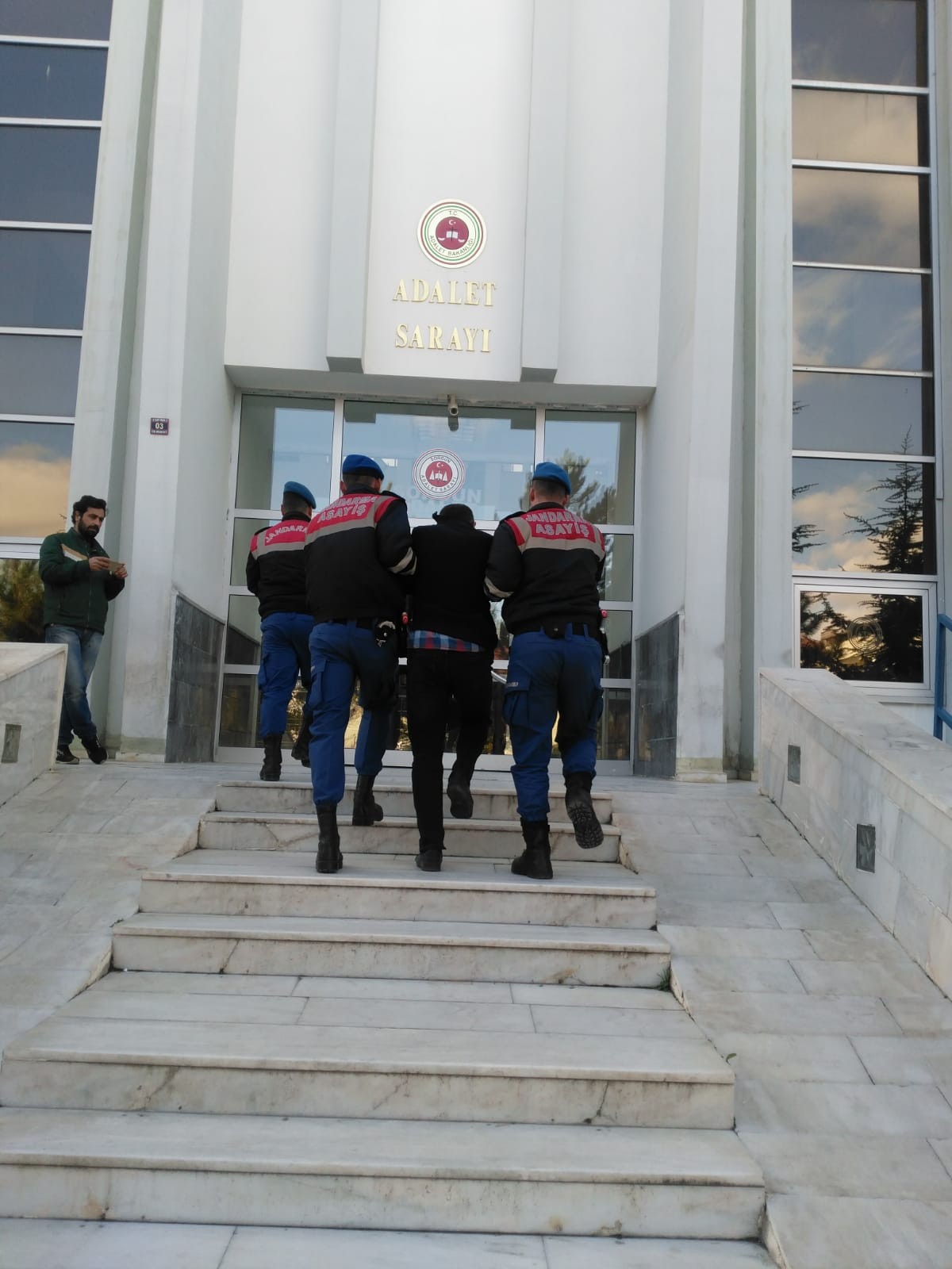 Yozgat'ın Yenifakılı ilçesi Üçobalar köyünde meydana gelen evden hırsızlık olayına