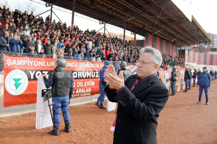 Yozgatspor taraftarı, Kulüp Başkanı Kazım Arslan'a Turhalspor maçı öncesinde sevgi
