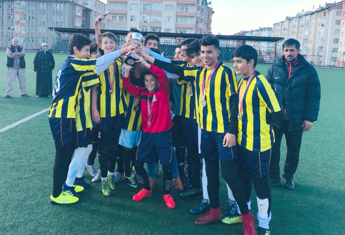 Yozgat’ta düzenlenen Okullar arası Yıldızlar futbol il birinciliğinde Merkez Ortaokulu,