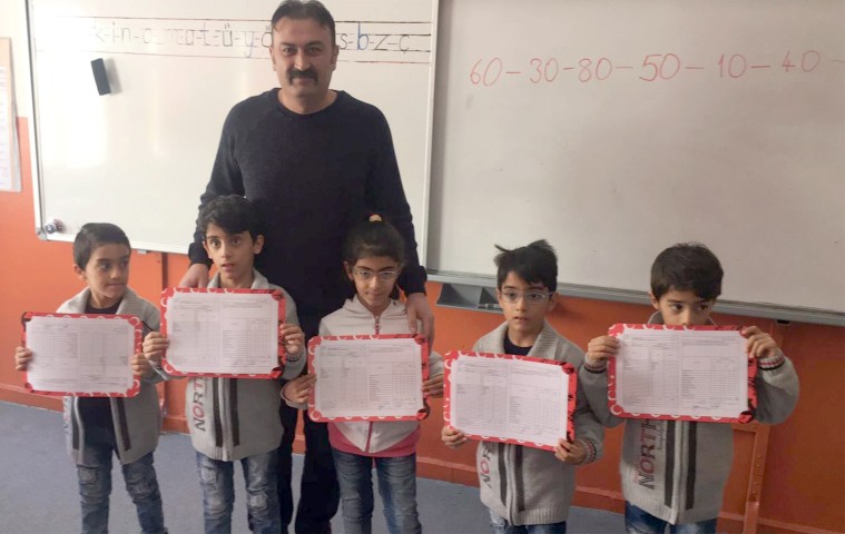 Akdağmadeni’nde beşiz kardeşler ilk karnelerini aldı. 