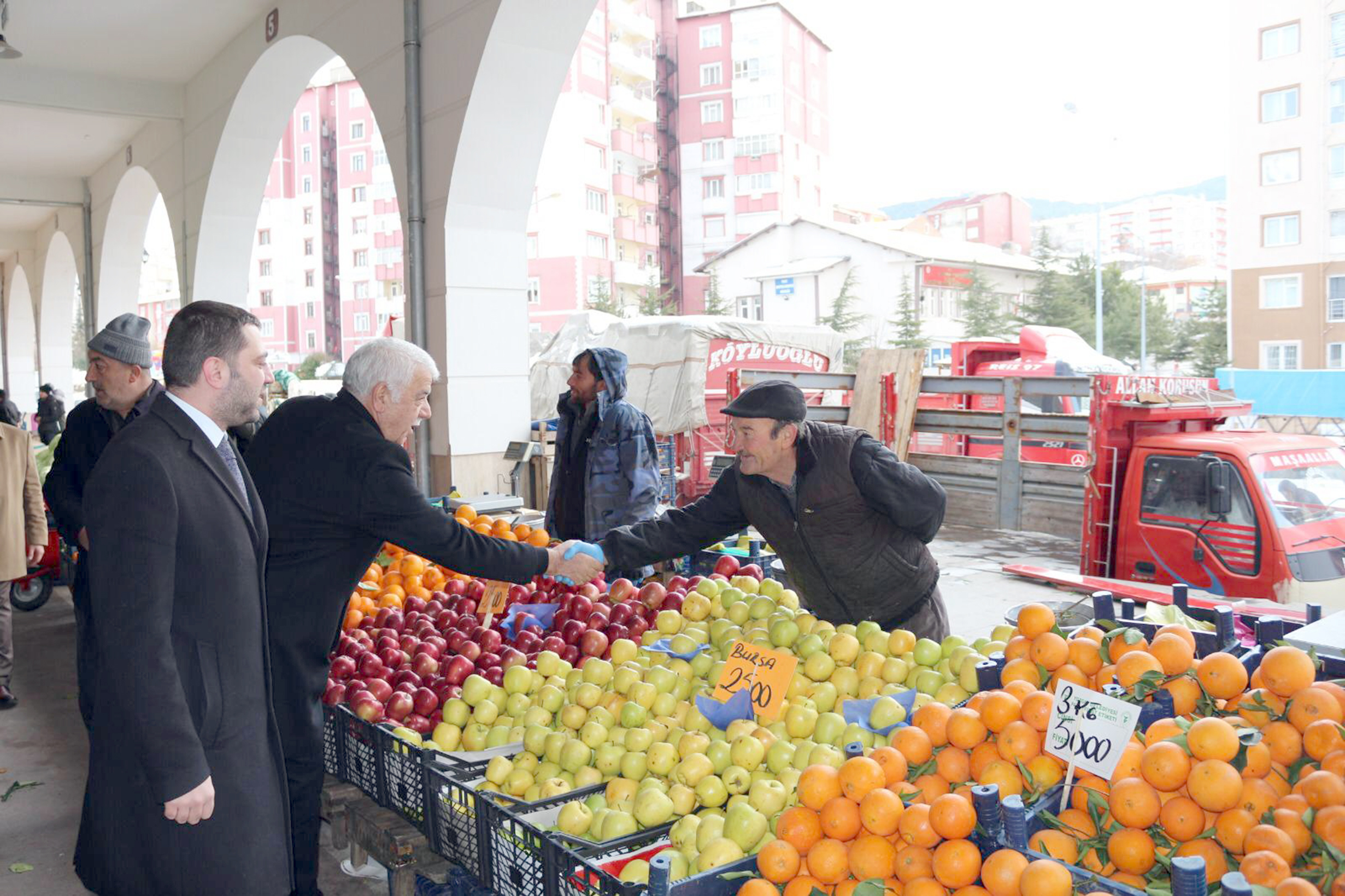 Erdemir’den pazarcı esnafına ziyaret