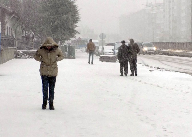 Yozgat’ta sabah saatlerinde başlayan kar yağışı kenti beyaza bürürken kar
