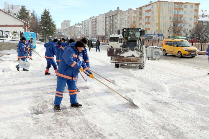 Yozgat Belediyesi tarafından oluşturulan ekipler tarafından şehir merkezindeki kaldırımlarda solüsyon