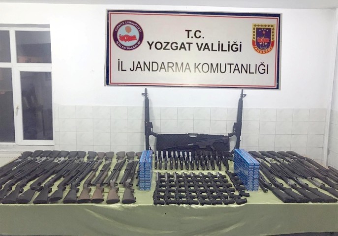 Yozgat’ın Boğazlıyan ilçesinde silah kaçakçılığı yapan şüphelilere yönelik gerçekleştirilen operasyonda