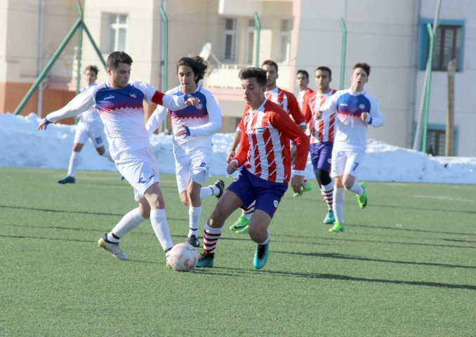 Okul Sporları kapsamında düzenlenen Gençler Futbol Grup müsabakaları başladı. 