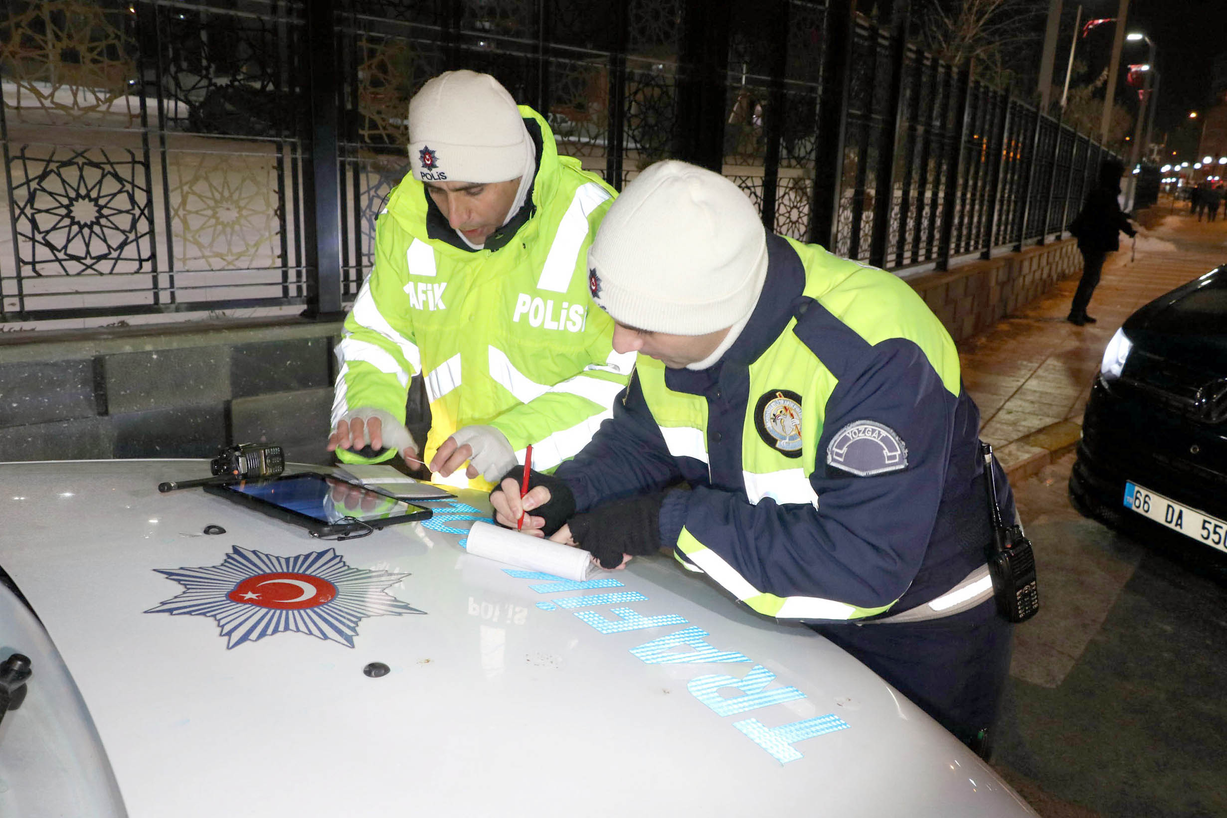 Yozgat’ta yılbaşı gecesi trafik ekipleri tarafından yol kontrol uygulamasında iki