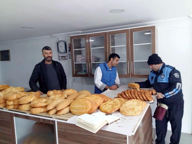 Sarıkaya Belediyesi zabıta ekipleri, ilçede hizmet veren ekmek fırınlarını denetledi.