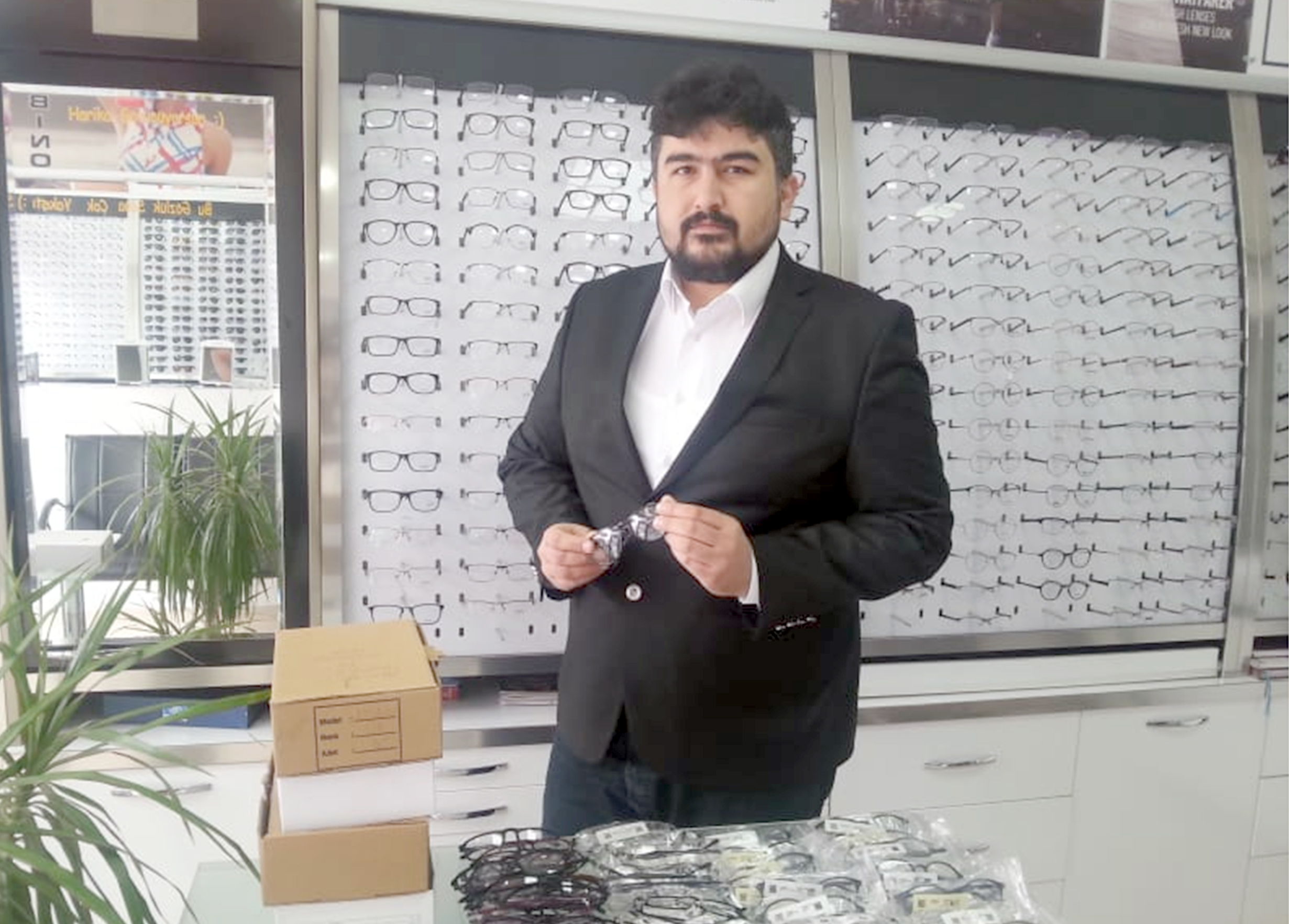 Sarıkaya’da gözlükçü Optisyen İsmail Uyar’ın başlattığı ‘’Görmek Herkesin Hakkı‘’ isimli
