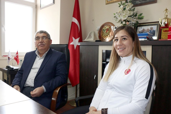 Kadın güreşinde Avrupa ve dünya şampiyonlukları bulunan milli güreşçi Yasemin