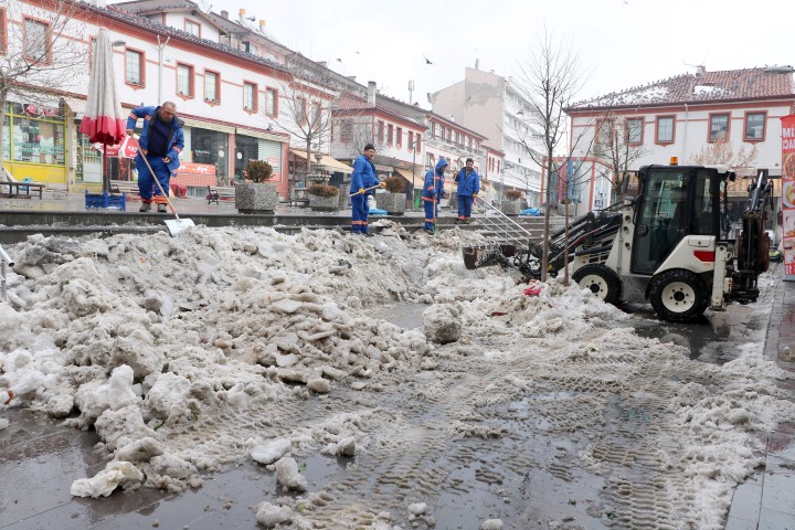 Yozgat Belediyesi ekipleri, cadde ve sokaklarda buz ve kar temizleme