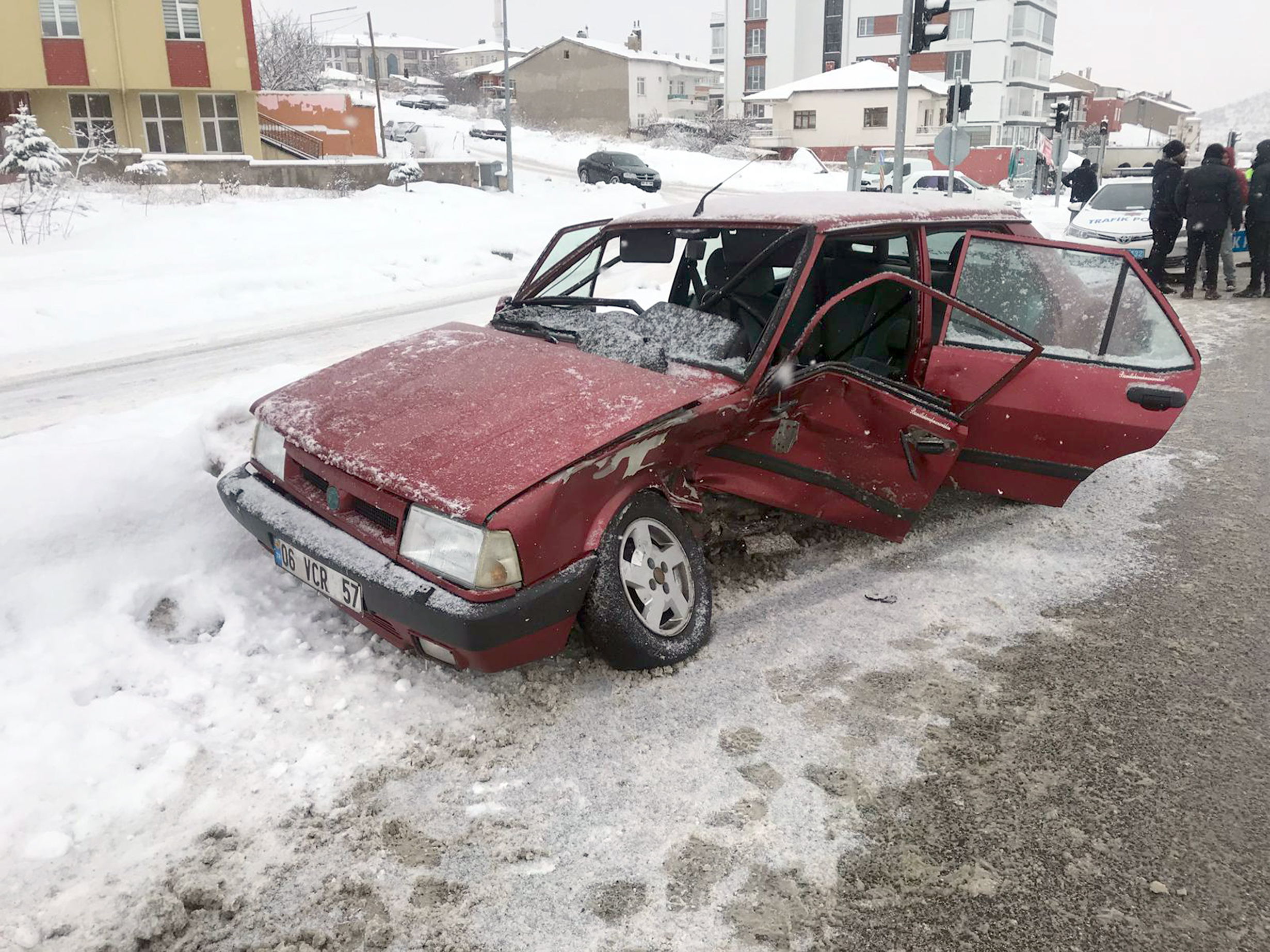 Yozgat’ta etkisini sürdüren kar yağışı ve buzlanma sebebiyle yollarda maddi