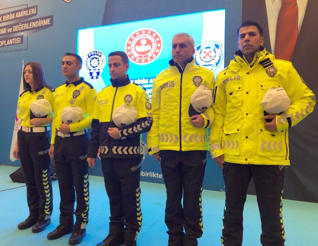 İçişleri Bakanı Süleyman Soylu, trafik polislerinin görevleri başında giyecekleri yeni