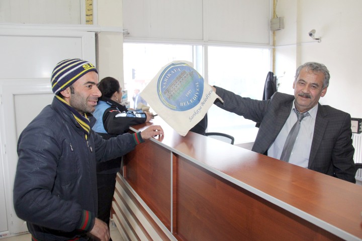 Sarıkaya Belediyesi, çevre duyarlılığı kapsamında plastik poşet kullanımının azaltılmasına destek