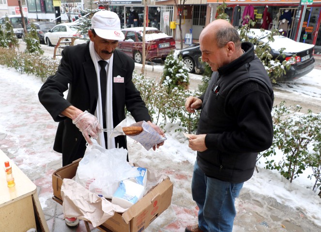 Yozgat’ta 18 yıldır simit satarak evinin geçimini sağlayan Memiş Kaplan,