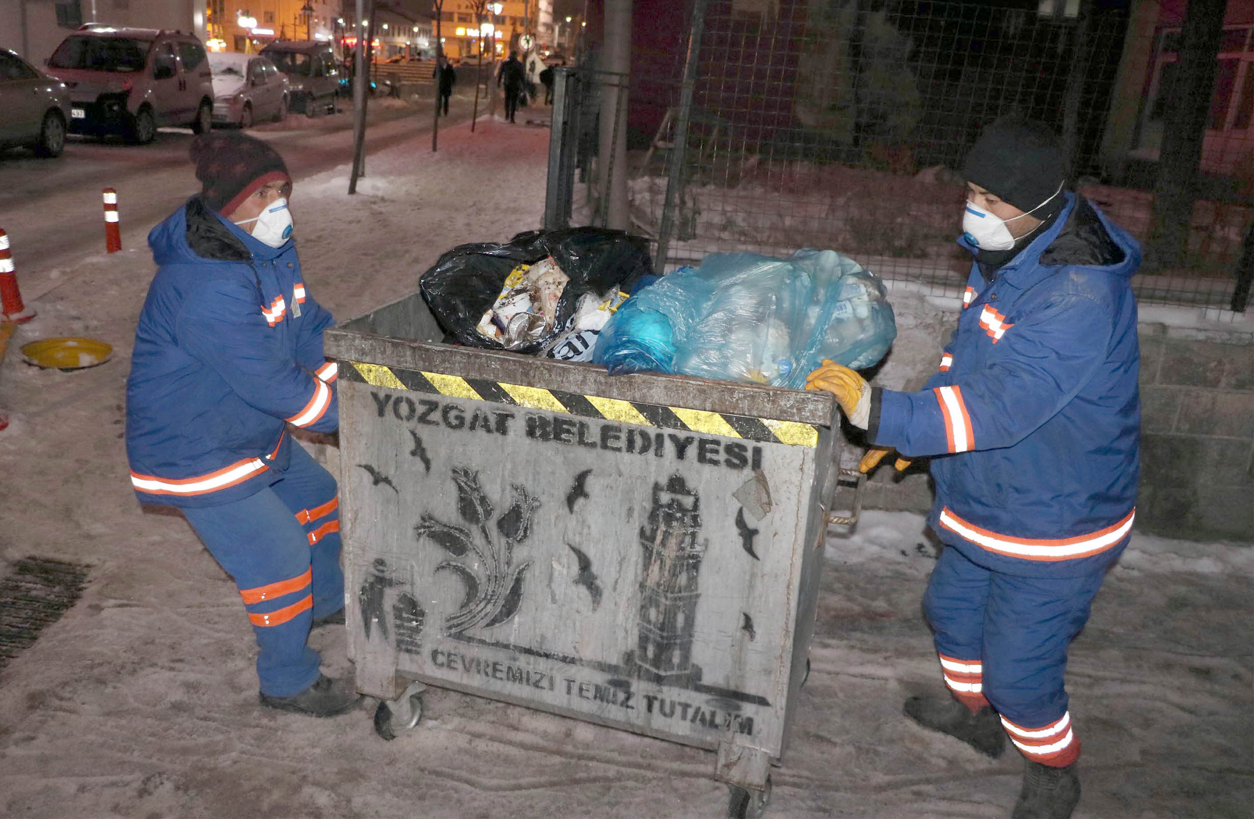 Yozgat’ta 2019 yılına vatandaşlar eğlenerek girerken taksiciler ve belediye temizlik