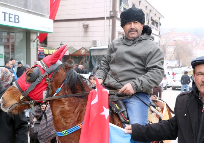 Yozgat’ta Cumhurbaşkanı mitingine atla gelen Ali Şahan isimli bir vatandaş